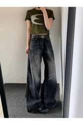 Sonbahar havasında eski moda geniş paça kot.