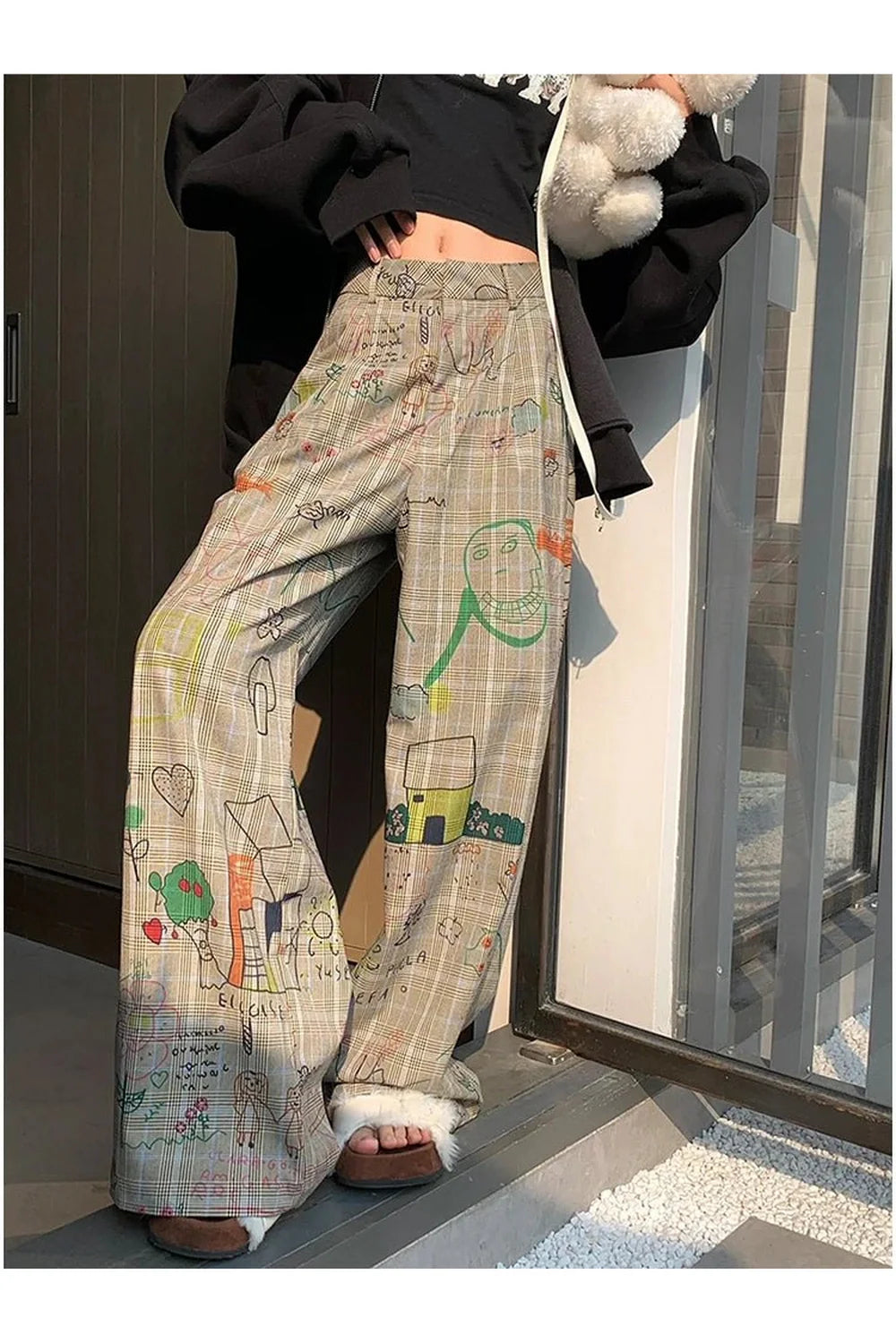 Karalama Rüyalar Ekoseli Pantolon, modern desenlerle enerjik bir görünüm.