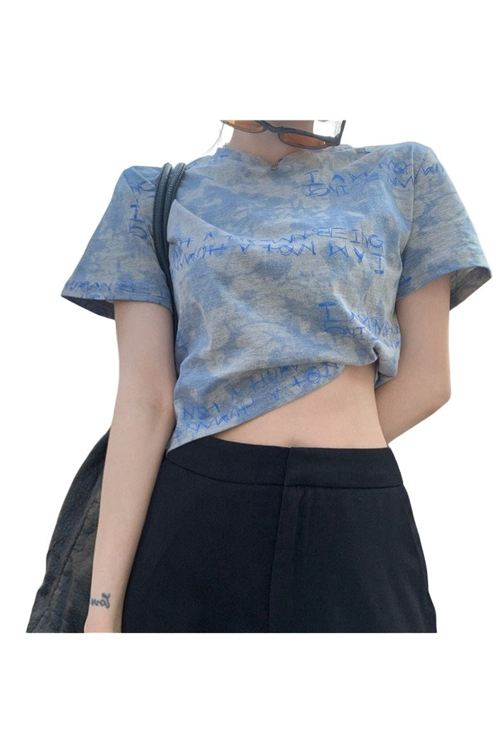 Modern şehir tarzını yansıtan bağcıklı batik desenli crop üst.