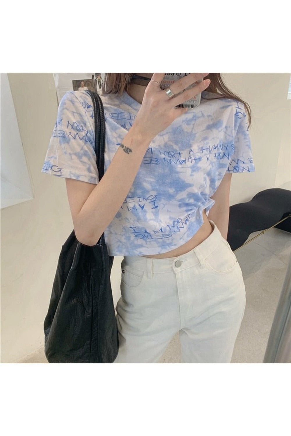 şehir tarzını yansıtan bağcıklı batik desenli crop üst.