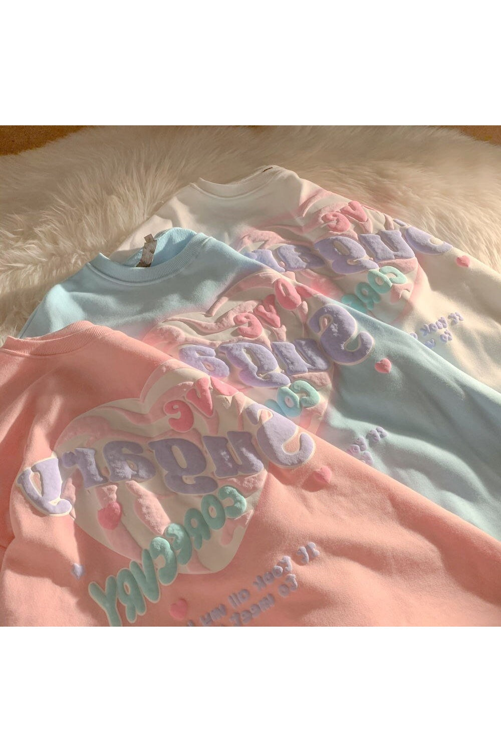 Rahat ve modern oversize sweatshirt Dreamcore tarzı.