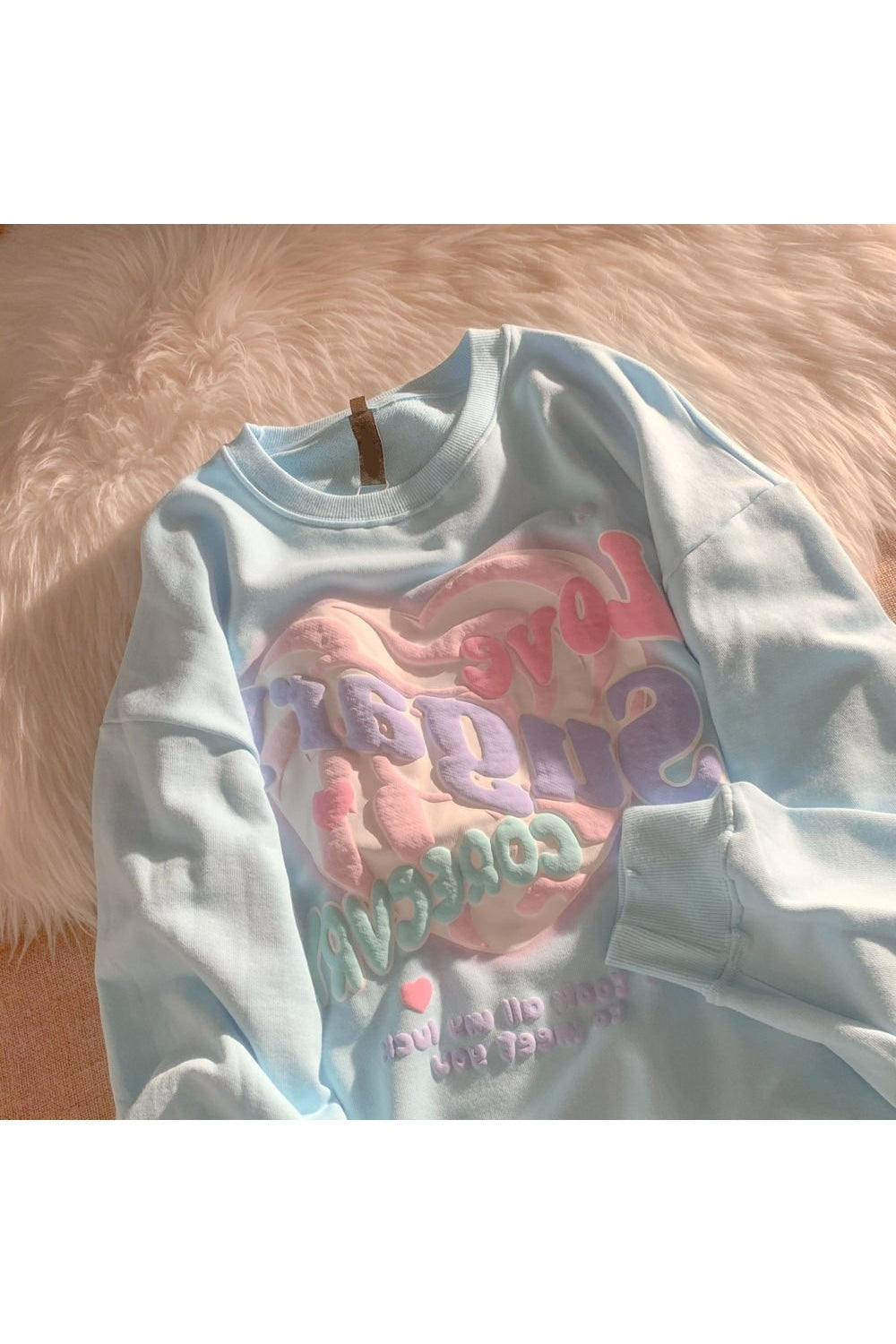 Dreamcore tarzını yansıtan geniş kesim sweatshirt tasarımı.