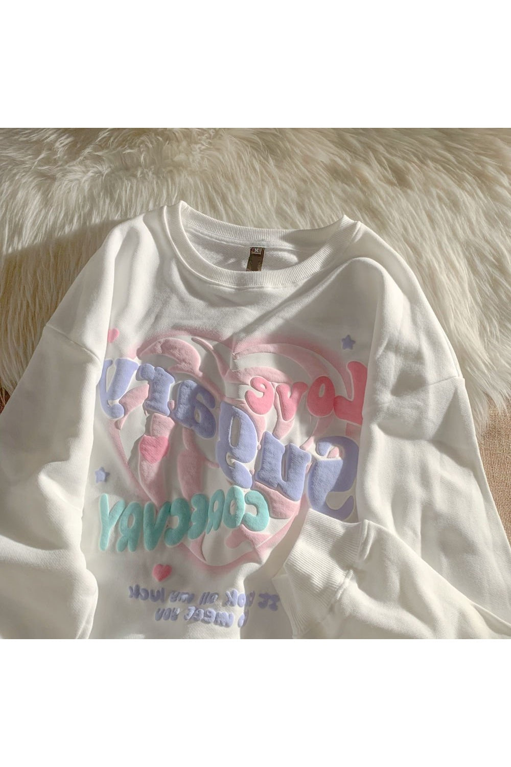 Dreamcore tarzını yansıtan geniş kesim sweatshirt tasarımı.