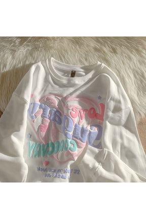 Dreamcore tarzını yansıtan geniş kesim sweatshirt tasarımı.