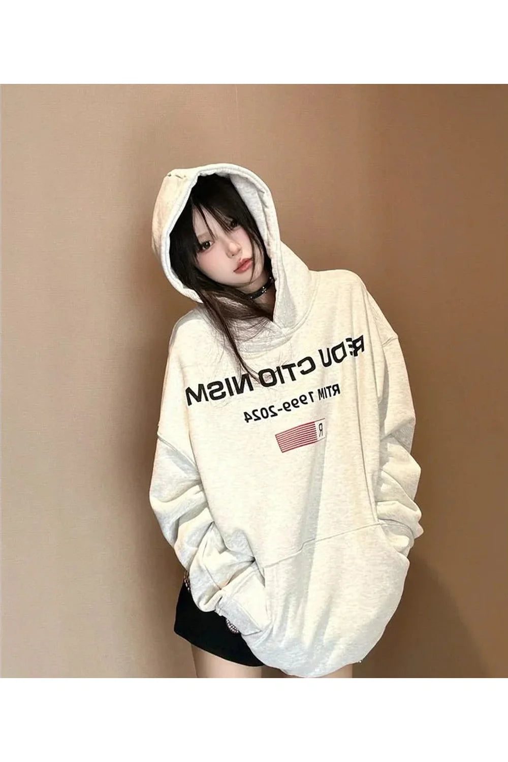 Sonbahar asi yazılara sahip oversize hoodie tasarımı.