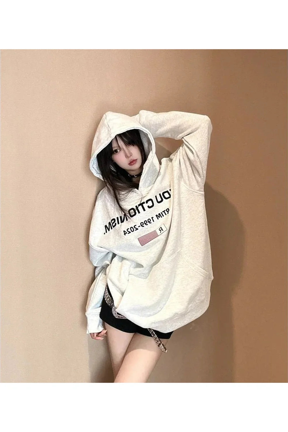 Sonbahar esintilerini yansıtan asi tarzıyla öne çıkan oversize hoodie.