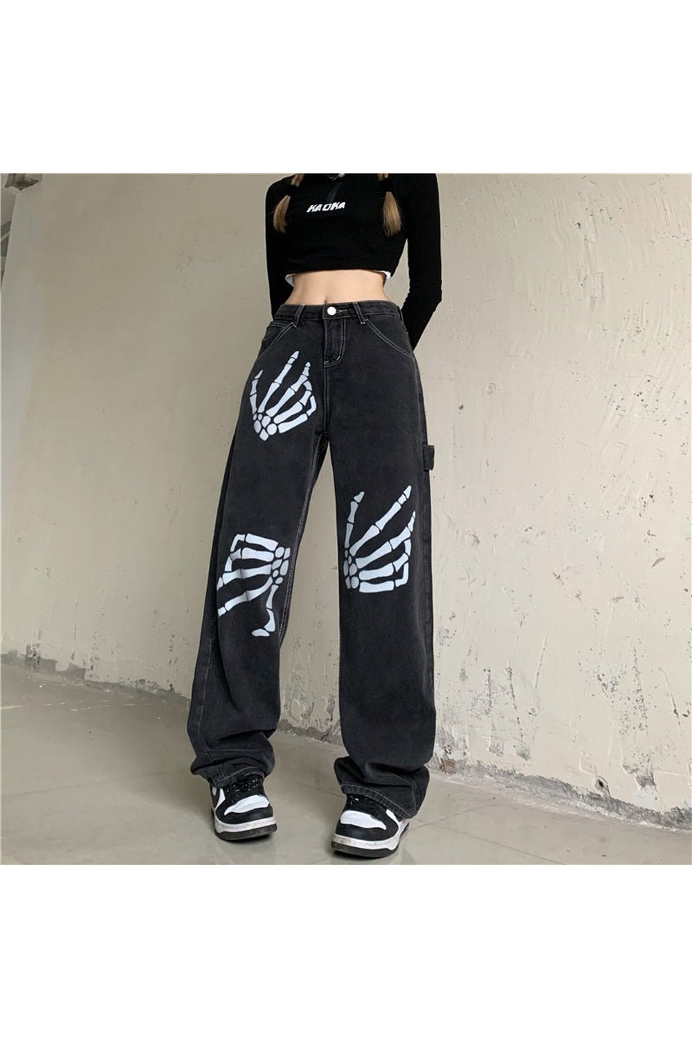 Gotik tarzı yansıtan geniş paçalı pantolon tercihi.