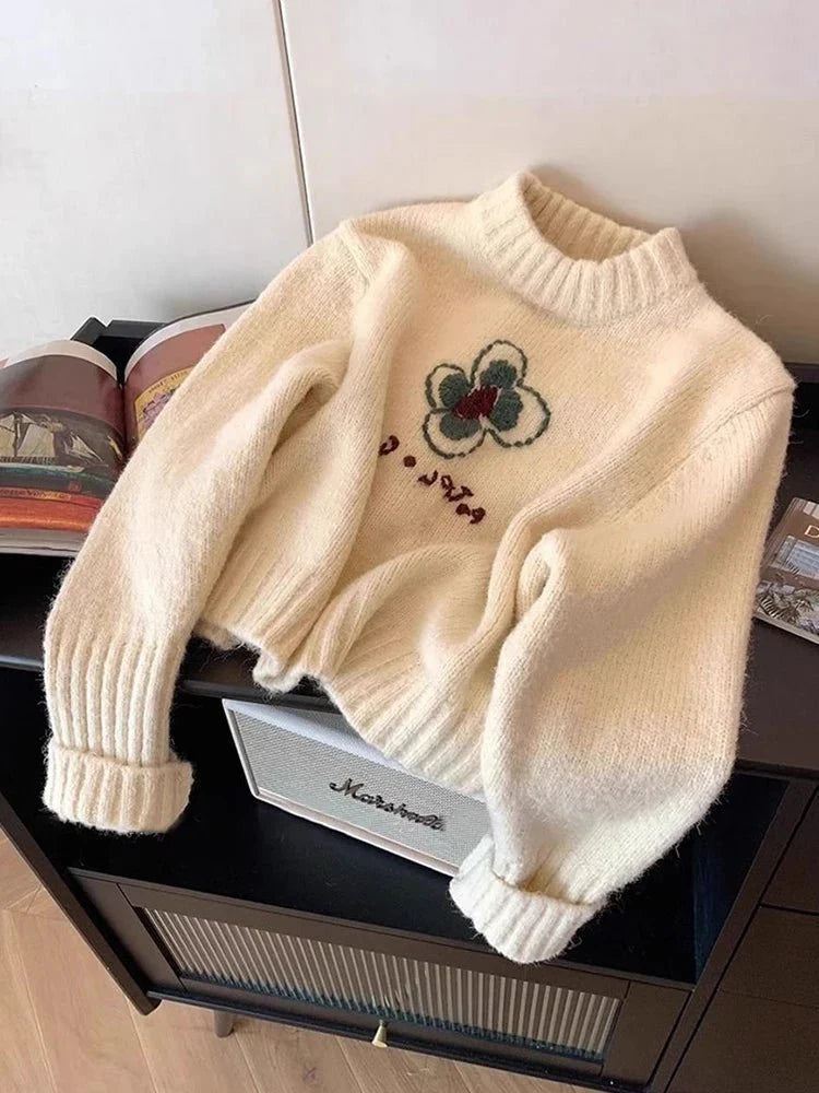 Doğal yünle örülmüş, çiçek desenli kazak modeli.