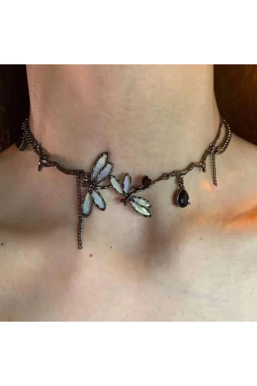 Büyüleyici Yusufçuk Gotik Choker, zarif ve göz alıcı.