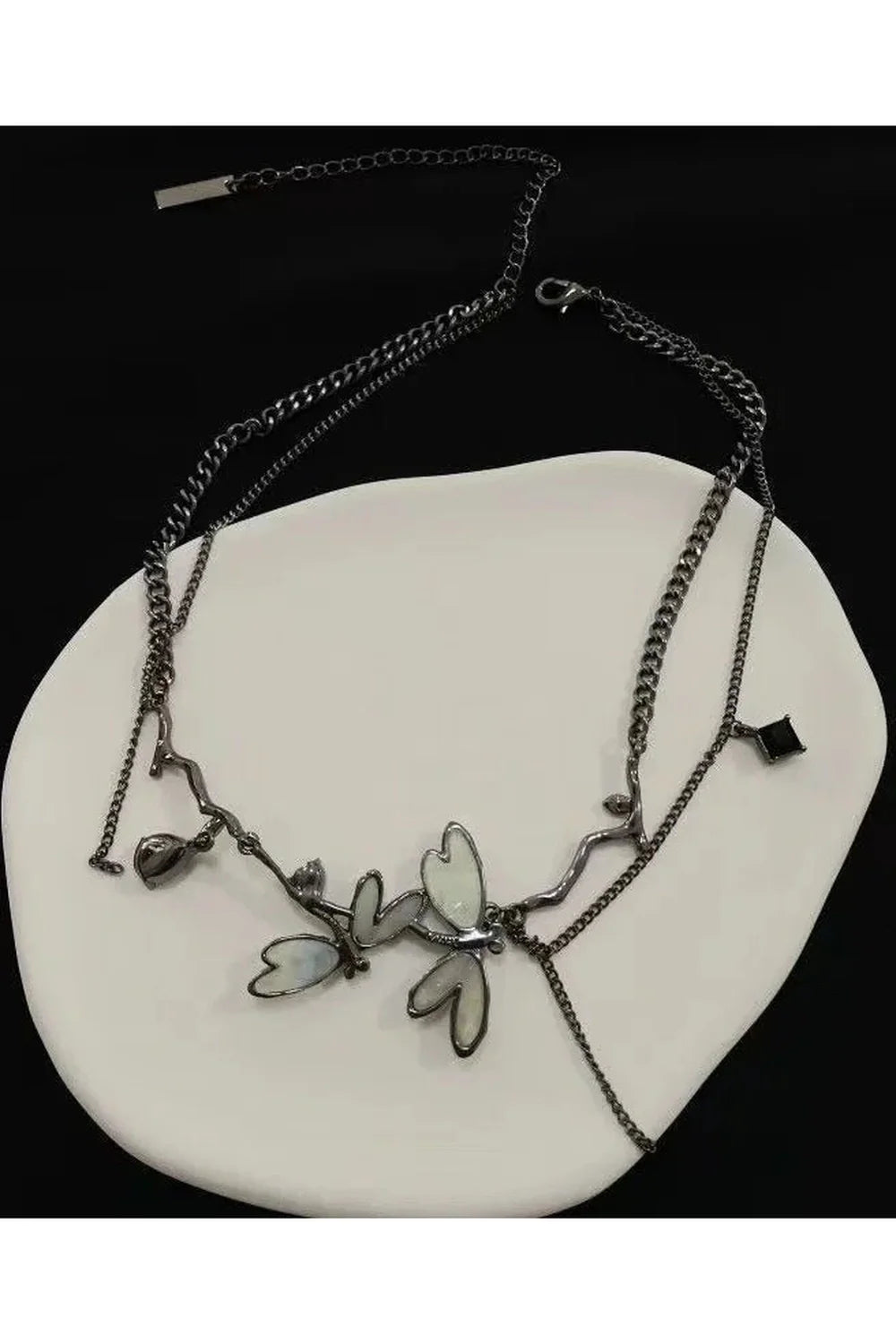 Büyüleyici Yusufçuk Gotik Choker, zarif ve çarpıcı bir görünüm sunar.