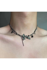 Büyüleyici Yusufçuk Gotik Choker, gizemli bir hava sunuyor.