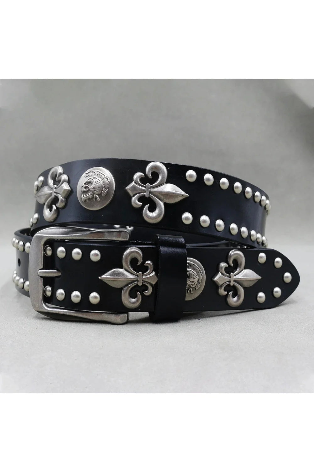 Gotik tarzda işlenmiş Fleur-de-Lis desenli kemeri.