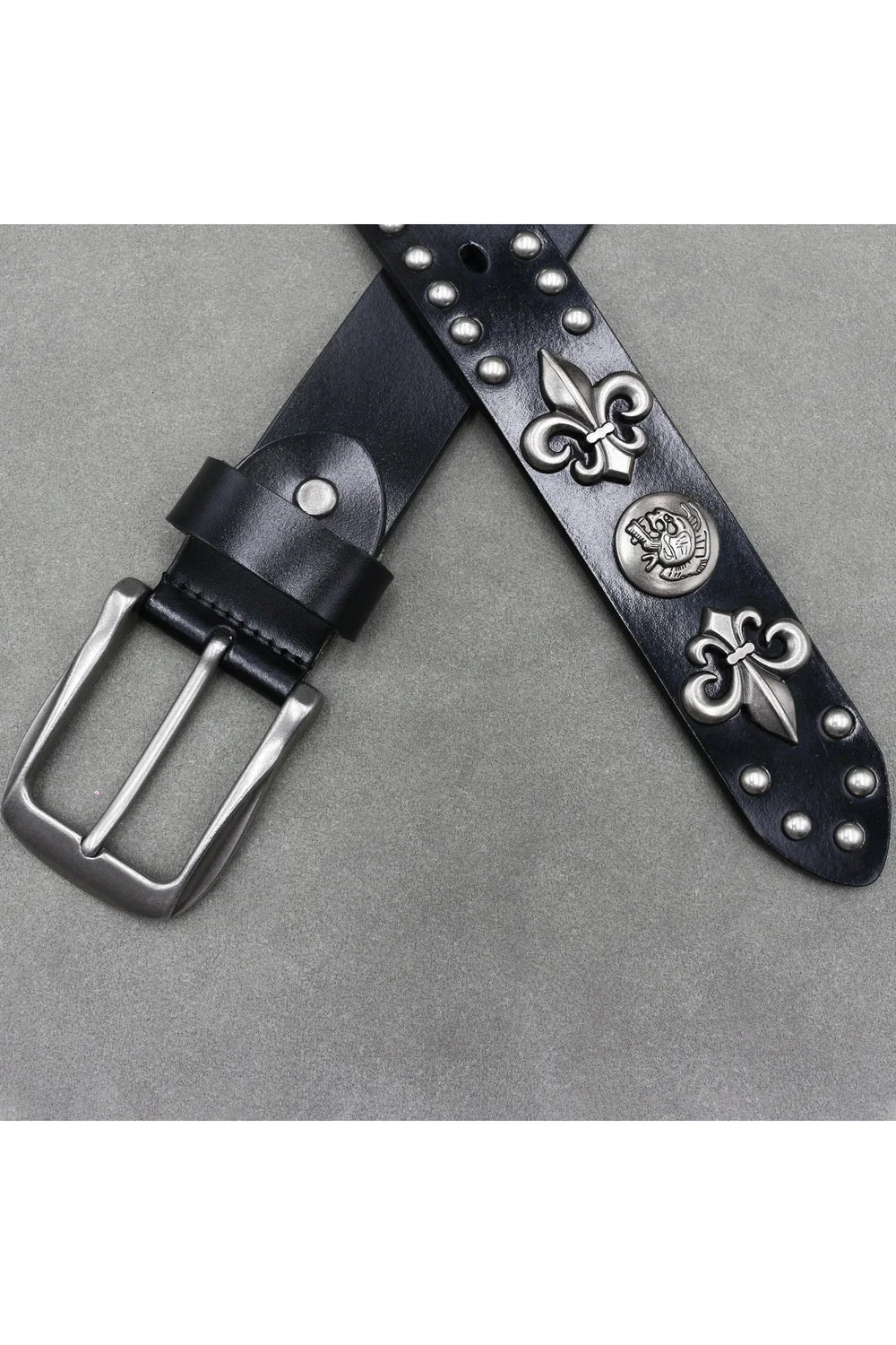 Gotik tarzda işlenmiş, zımbalı Fleur-de-Lis kemeri.