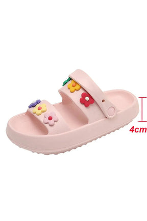 çiçek desenli platform sandaletler yaz mevsimini yansıtıyor.