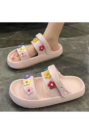 çiçek desenli platform sandaletler, yazın şıklığınızı tamamlayacak.