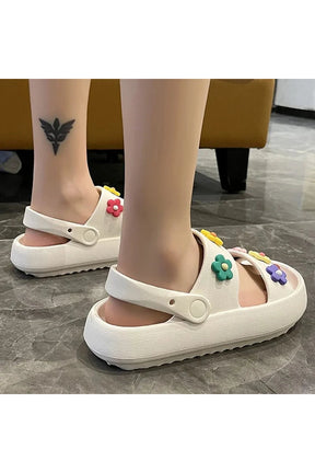 çiçek desenli platform sandaletler, yazın enerjisini yansıtıyor.