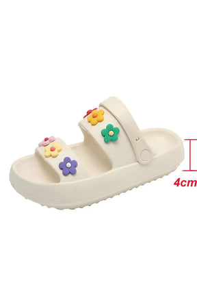 çiçek desenli platform sandaletler, yazın renkli ve şık görünümünü tamamlıyor.
