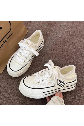 Püsküllü detaylarıyla şık ve konforlu platform sneaker.