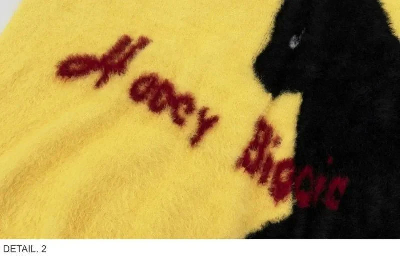 Tüylü siyah kedi desenli örgü kazak, konforlu ve şık.