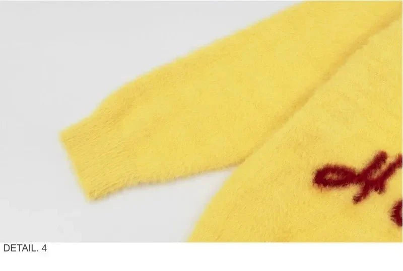 Yumuşak tüyleriyle siyah kedi desenli örgü kazak.