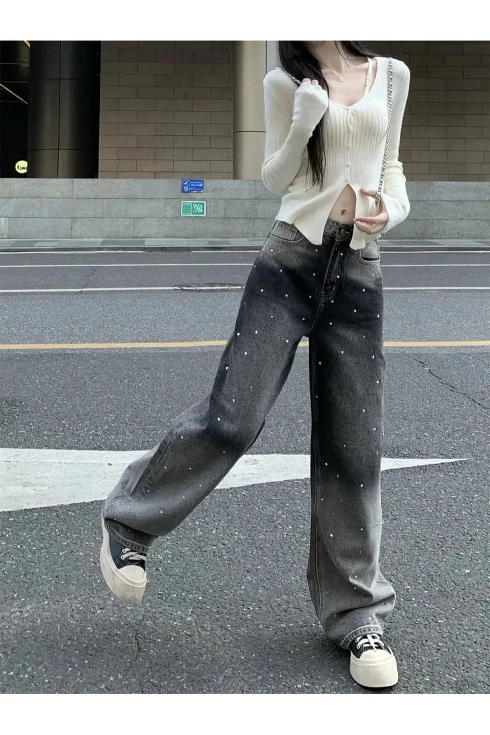 Sonbahar renklerinde simli detaylarla süslenmiş, grunge tarzında kot pantolon.