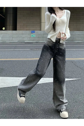 Sonbahar renklerinde simli detaylarla süslenmiş, grunge tarzında kot pantolon.