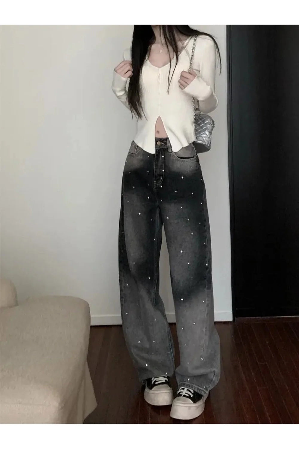 Sonbahar dokunuşlu, simli detaylarla süslenmiş, grunge tarzında kot pantolon.