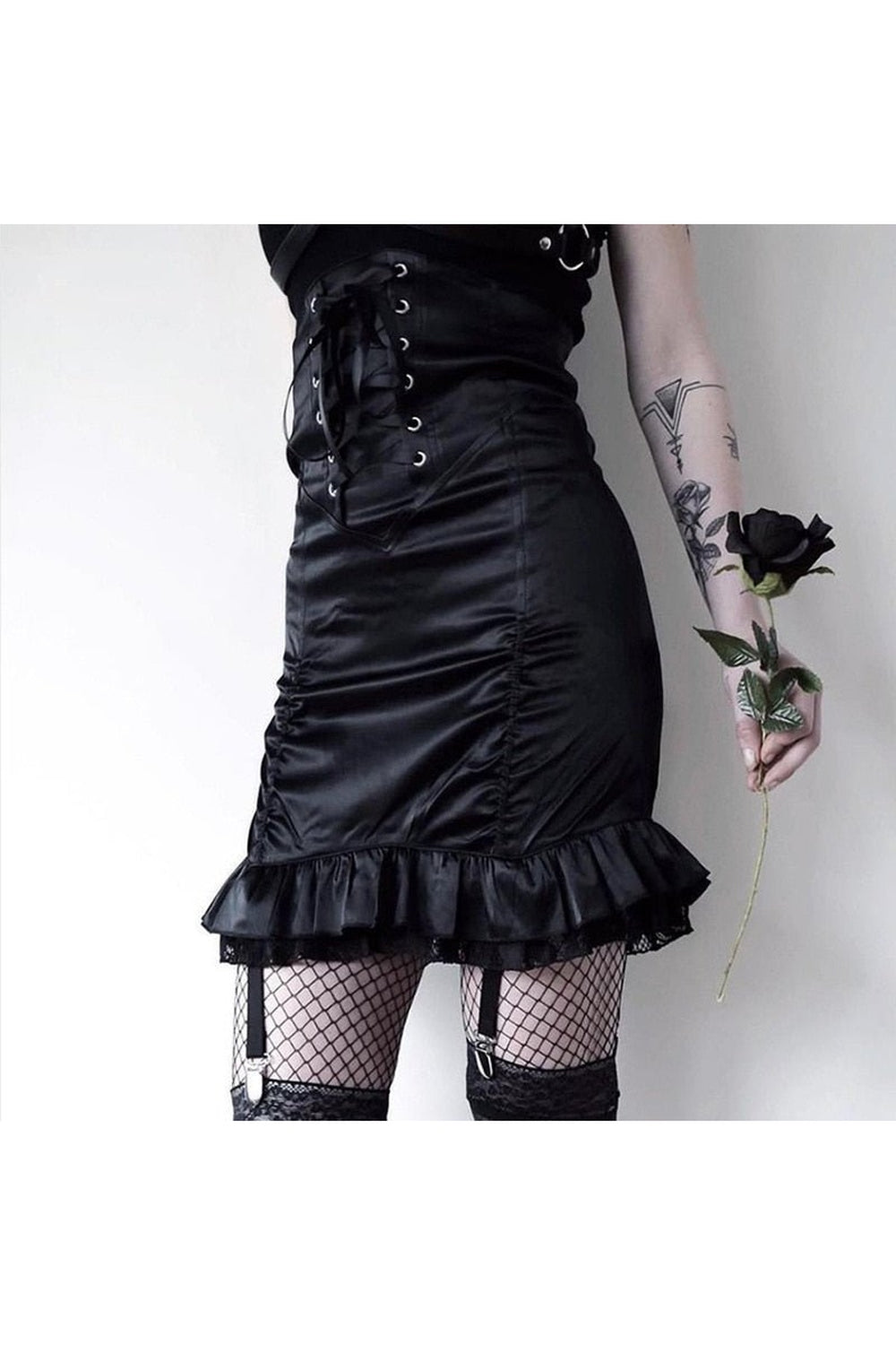 Gotik tarzı yansıtan siyah vücuda oturan etek.