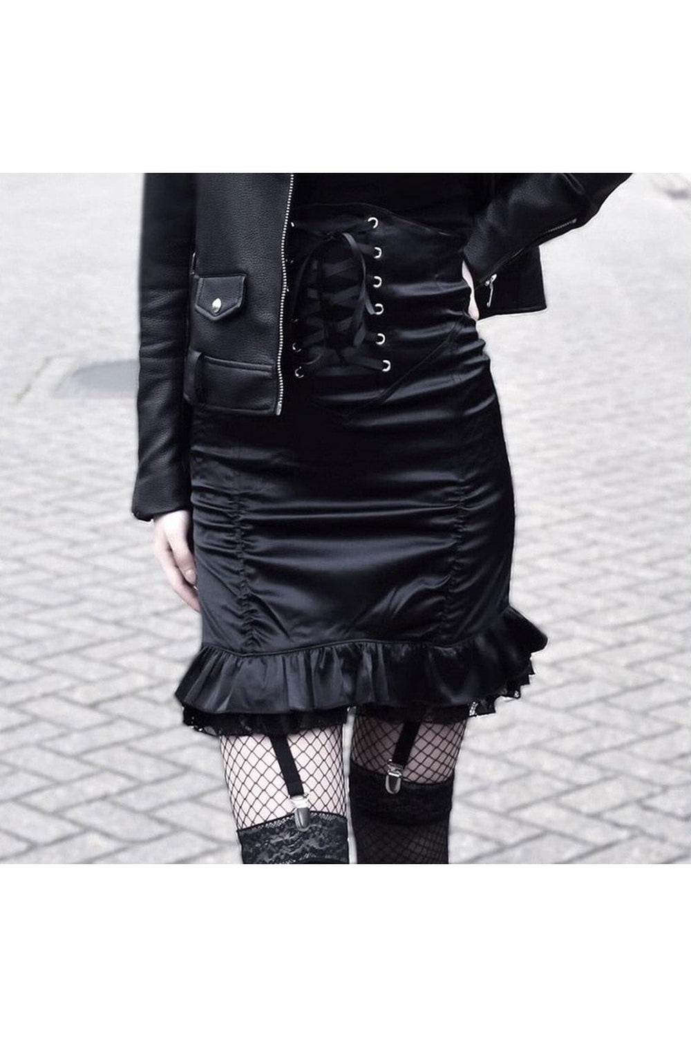 Siyah bodycon eteğin gotik tarzıyla öne çıkın.