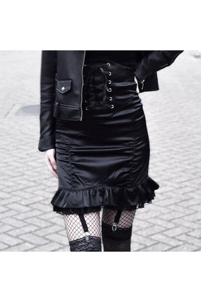 Siyah bodycon eteğin gotik tarzıyla öne çıkın.