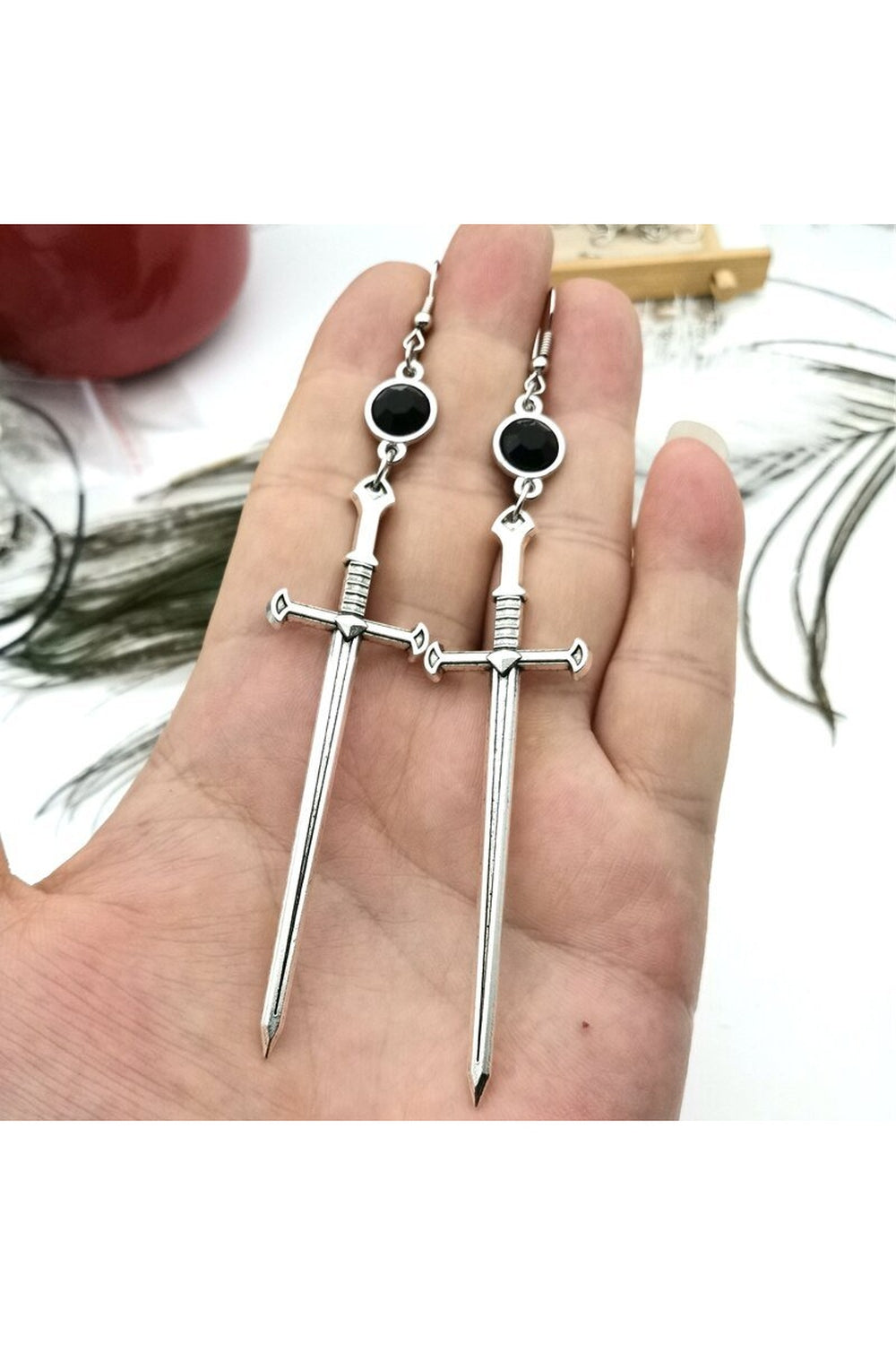 Gotik tarzda siyah kristal detaylı kılıç küpe.