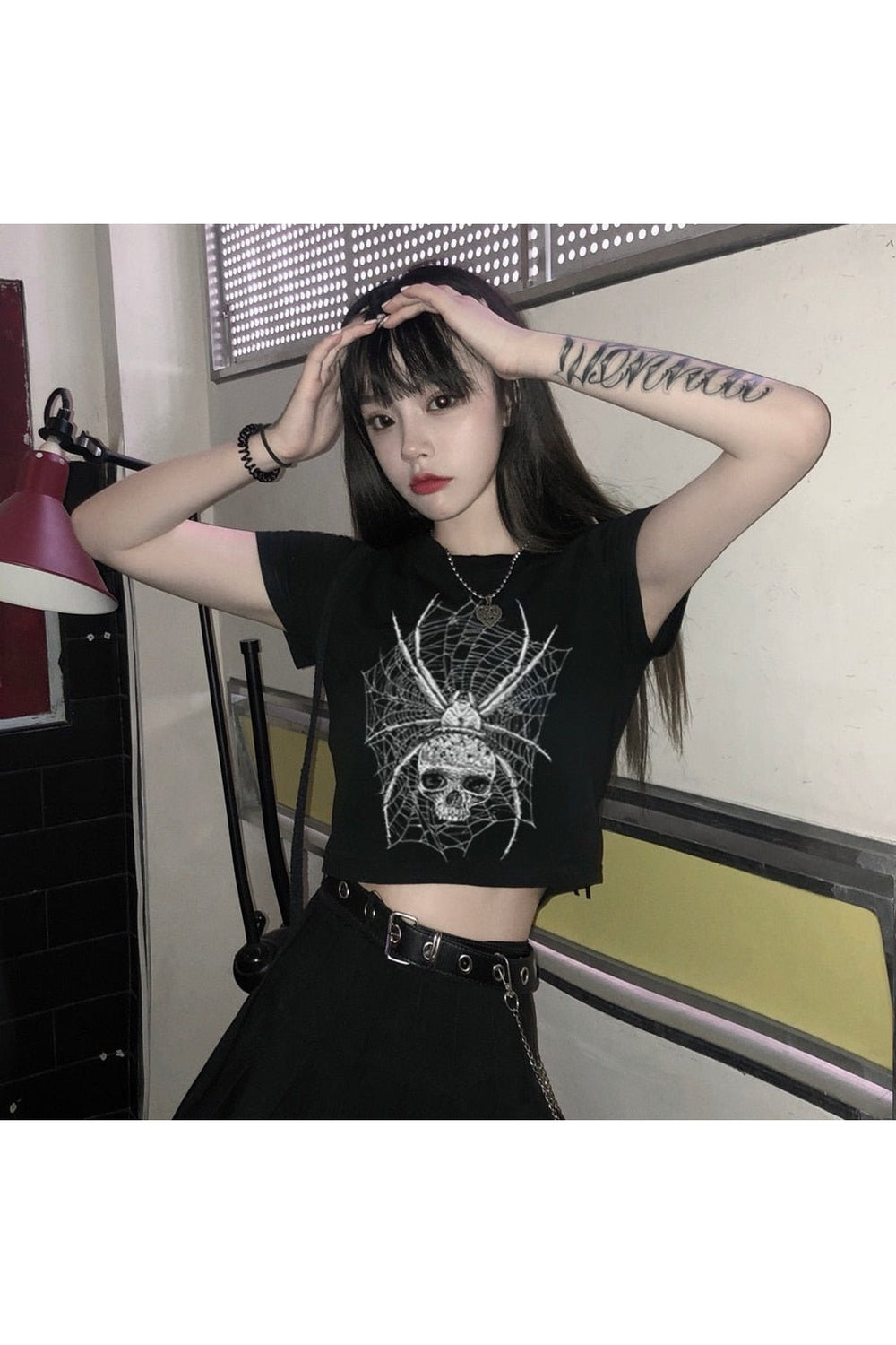 Gotik tarzda, karanlık ve punk esintili crop üst.