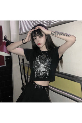 Gotik tarzda, karanlık ve punk esintili crop üst.