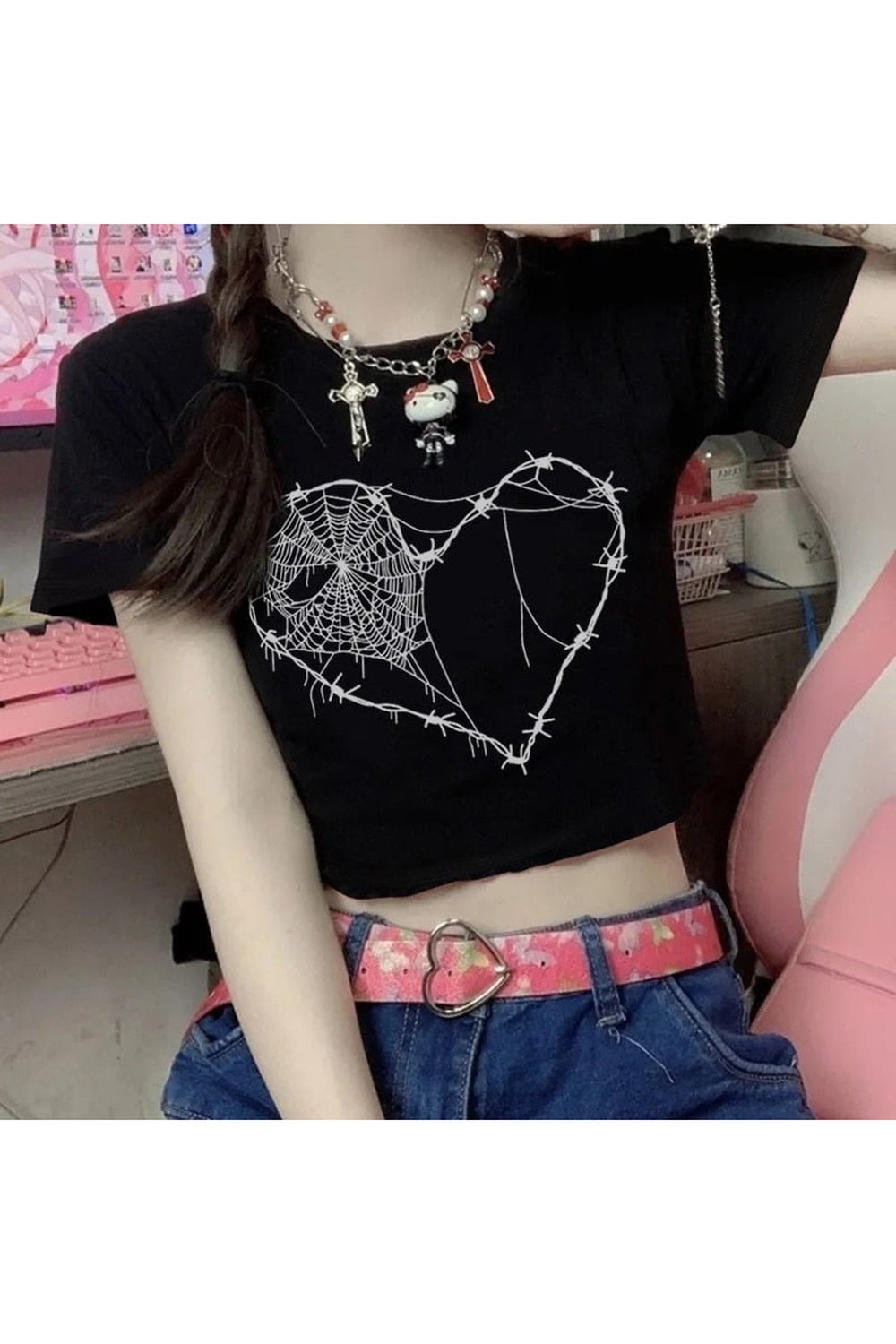 Gotik tarzda karanlık ve punk etkili kuru kafa desenli crop üst.
