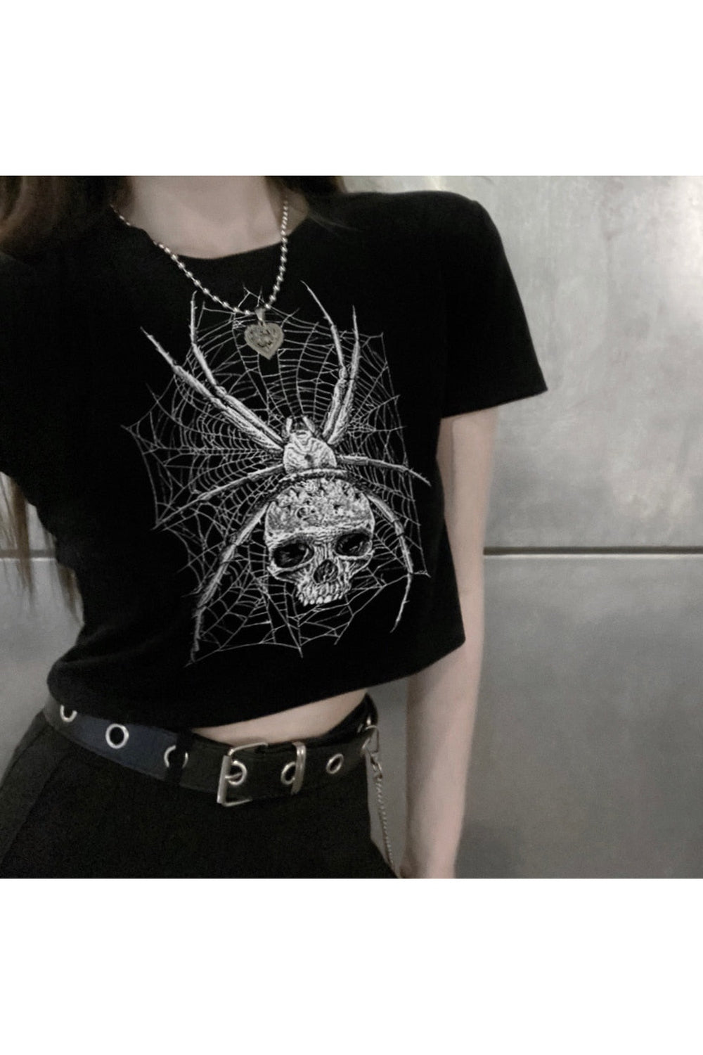 Gotik tarzı yansıtan karanlık punk crop üst.
