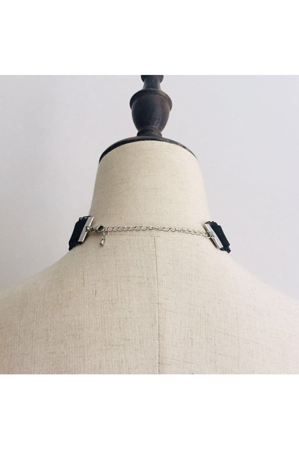 Gotik tarzda dantel işlemeli göz choker kolye.
