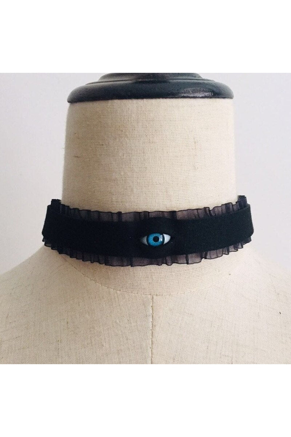 Gotik tarzda dantel işlemeli göz choker kolye.