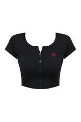 Gotik tarzda kalp nakışlı crop üst trendy görünüm.