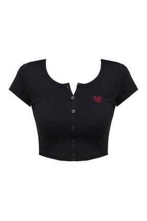 Gotik tarzda kalp nakışlı crop üst trendy görünüm.