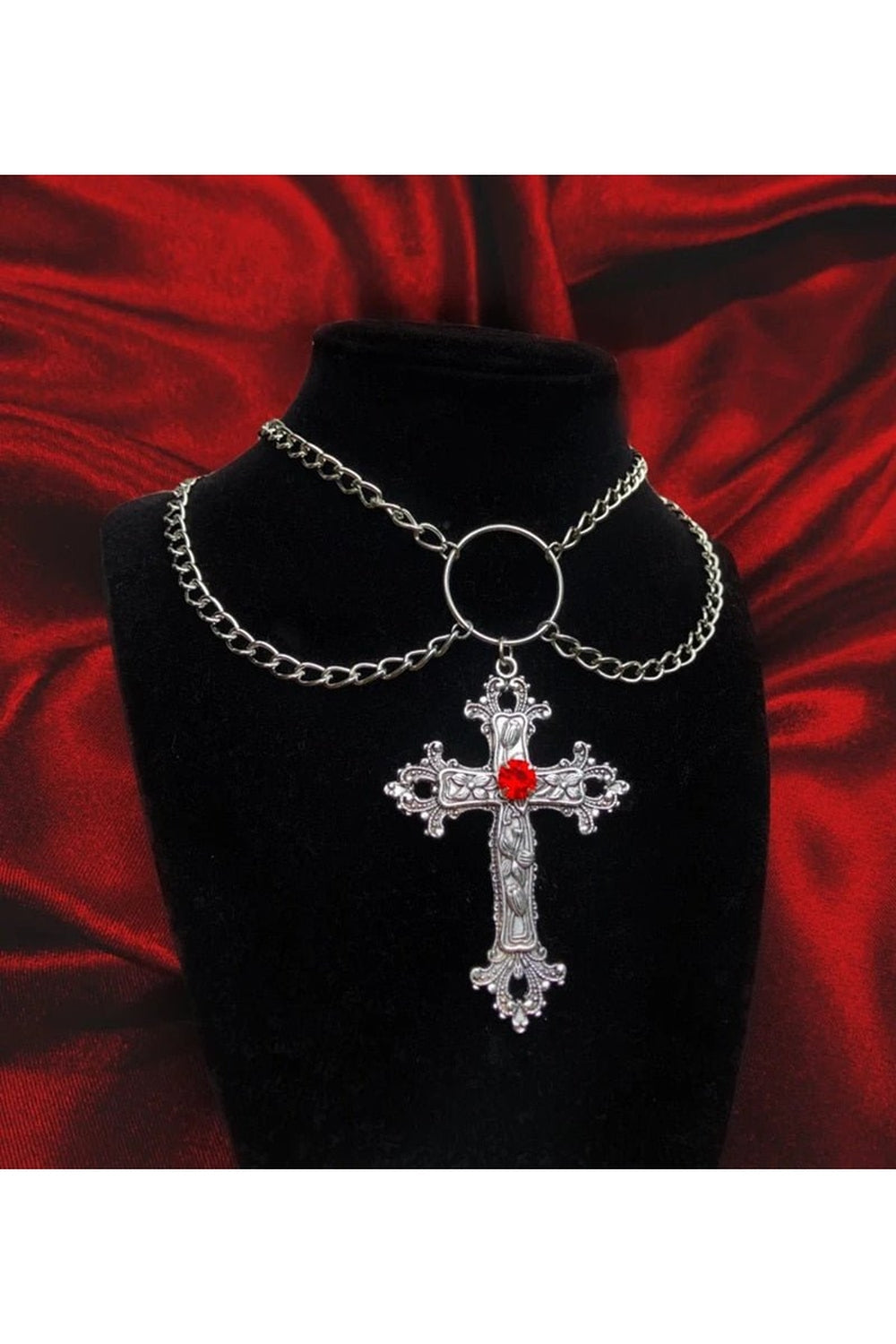 Gotik tarzı yansıtan abartılı haç kolye modeli.