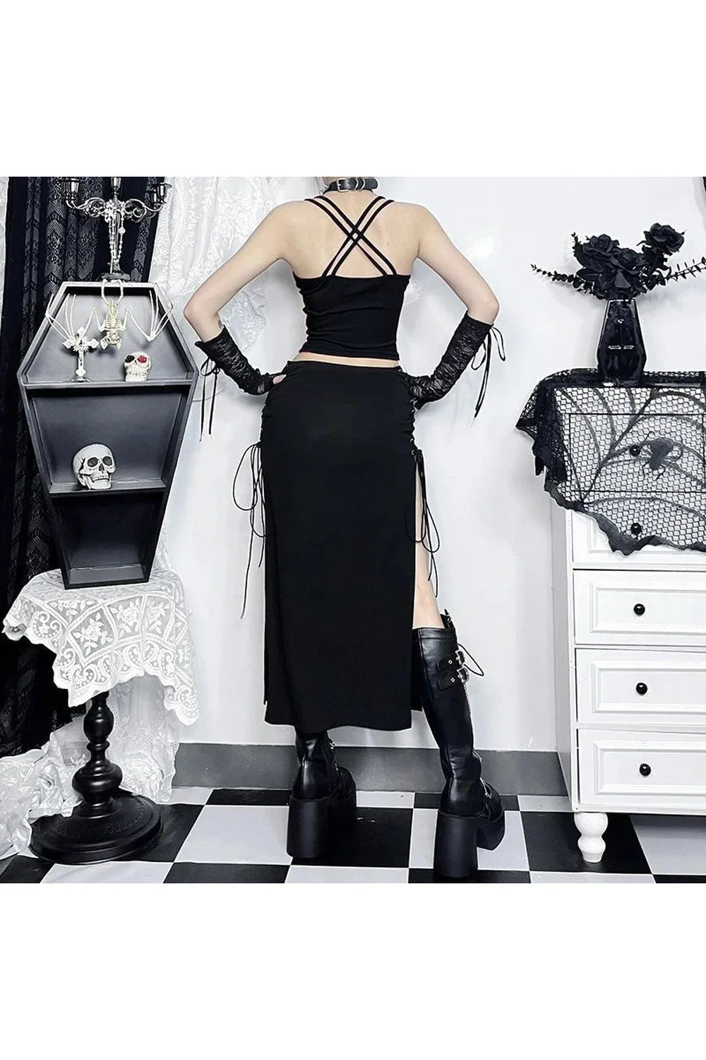Gotik tarzda dantel detaylı midi etek.