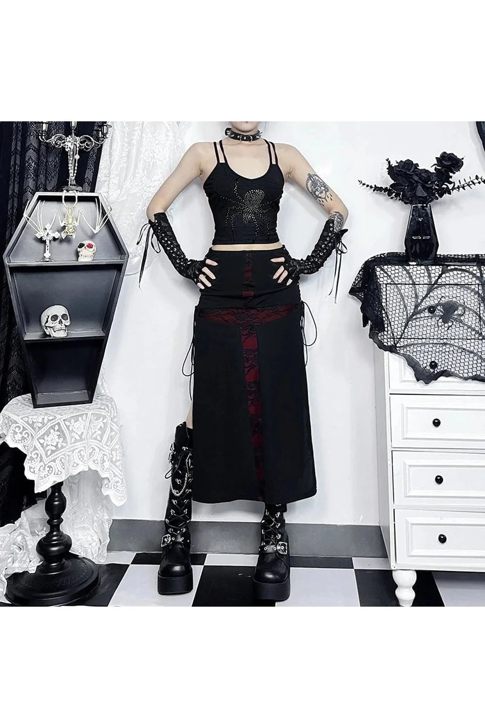 Gotik tarzıyla işlenmiş dantel detaylı midi etek.