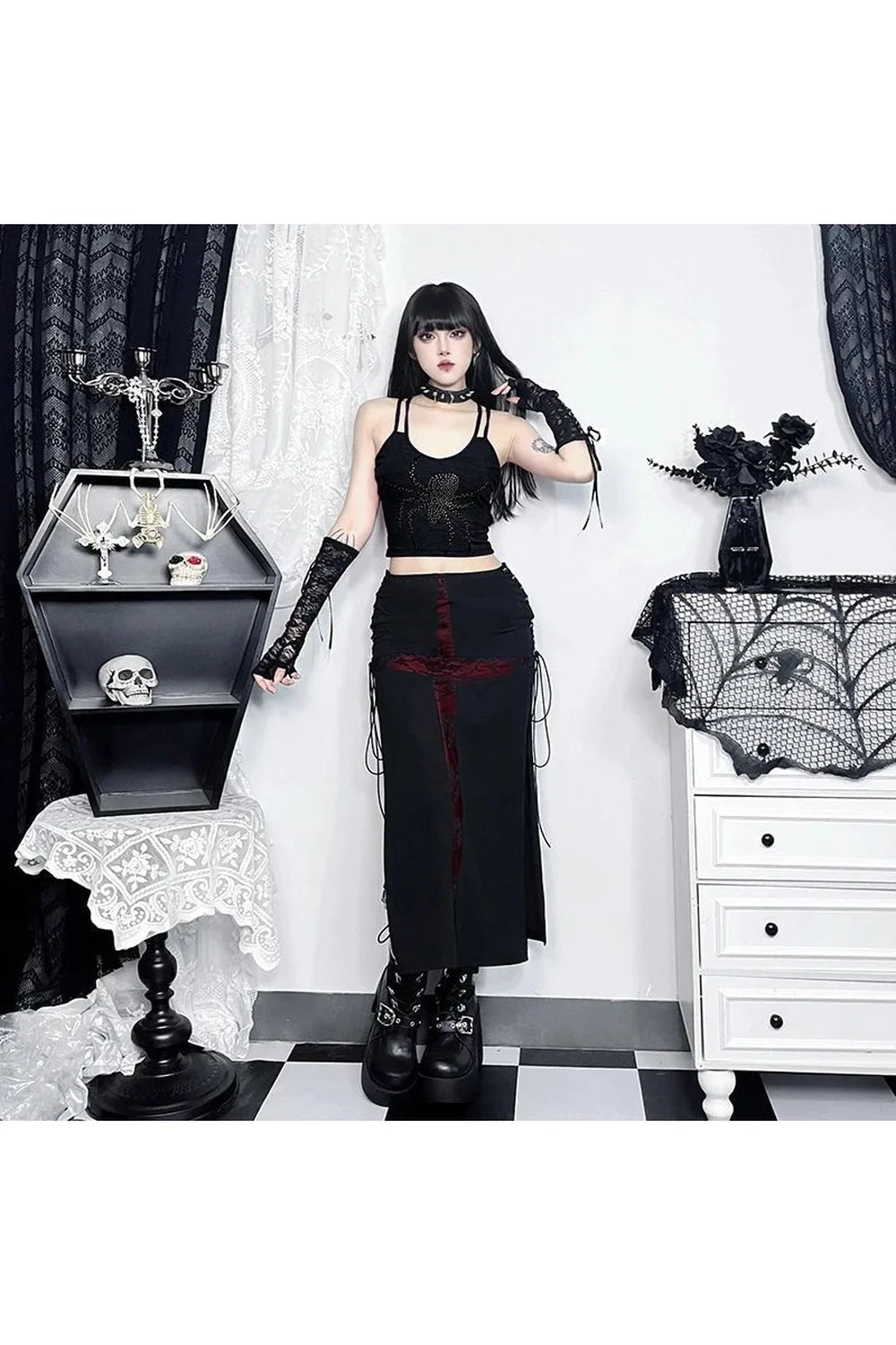 Gotik tarzıyla dantel detaylı midi etek.