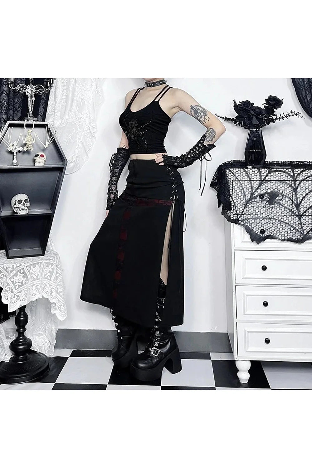 Gotik tarzı dantel detaylı midi etek.