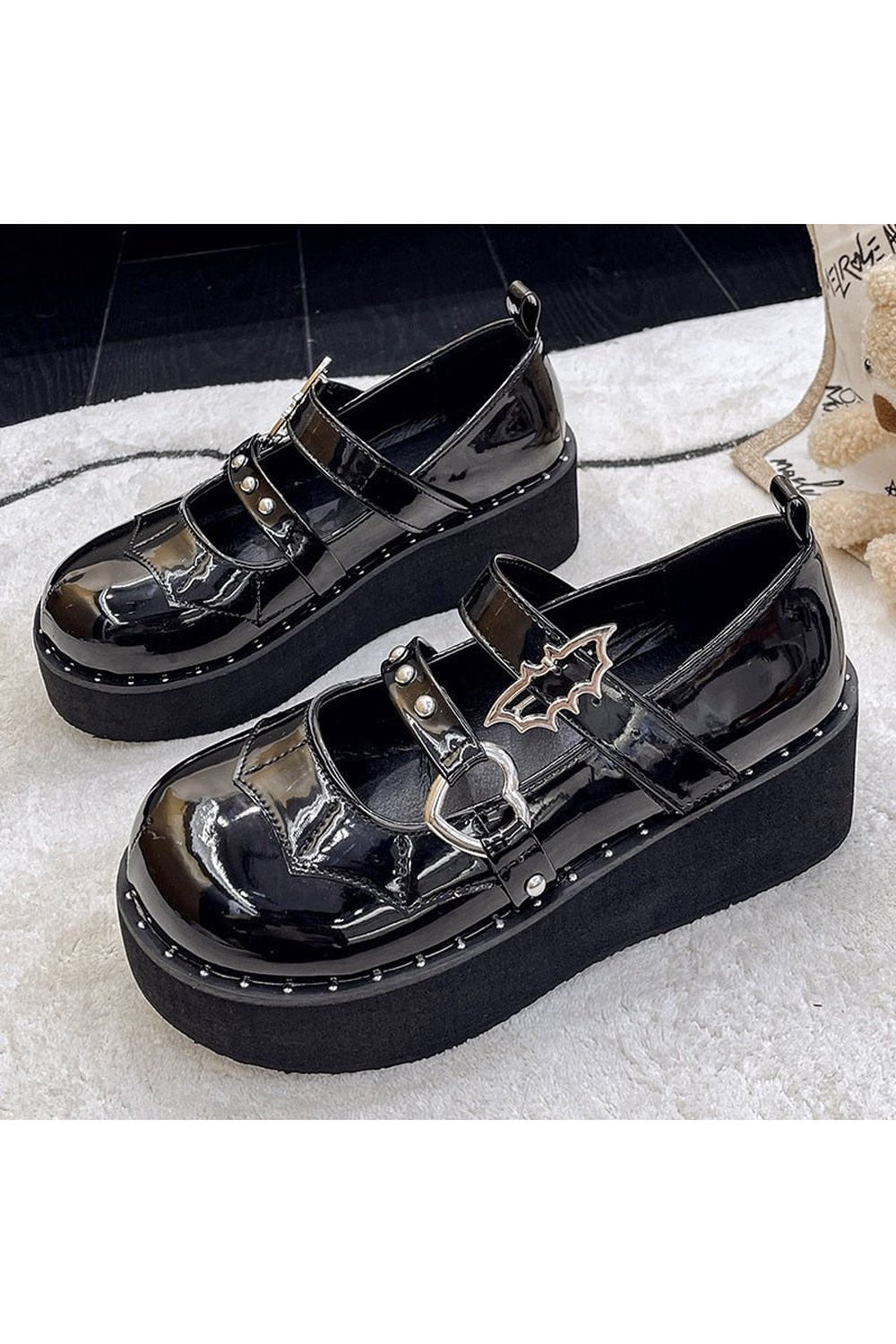 Gotik ve Kawaii tarzını birleştiren platform ayakkabılar.
