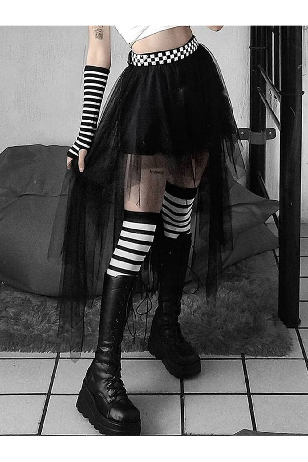 Gotik desenli file eteği modern tarzla buluşturuyor.