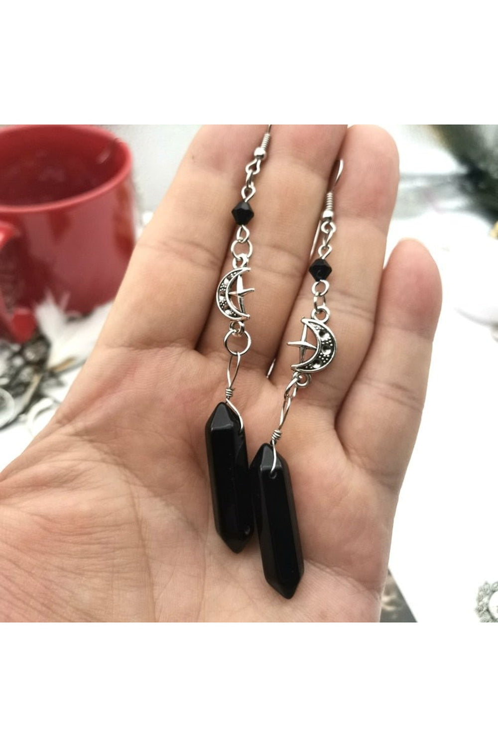 Gotik tarzıyla büyüleyen kristal detaylı küpeler.