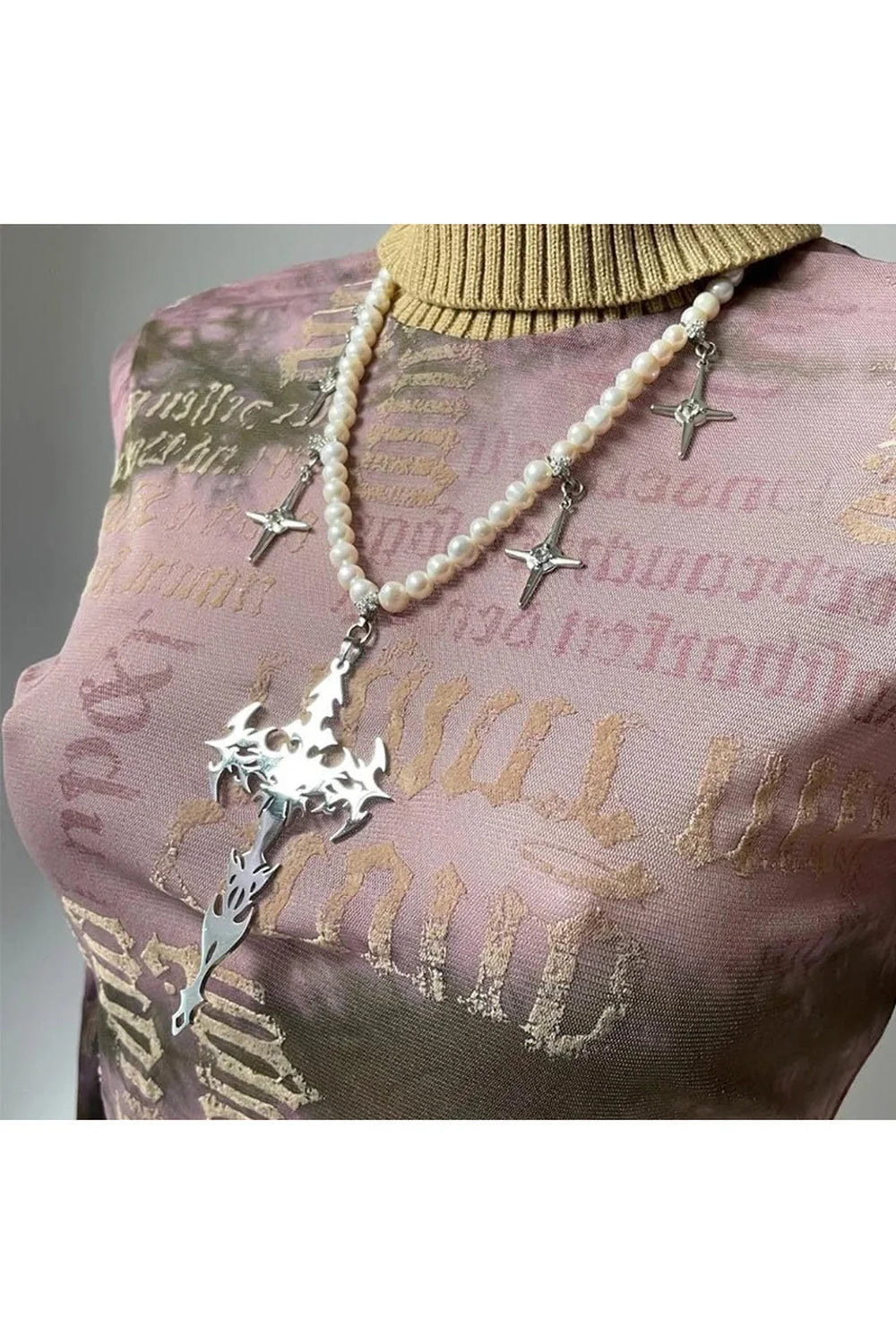 Gotik tarzda inci detaylı haç kolye tasarımı.