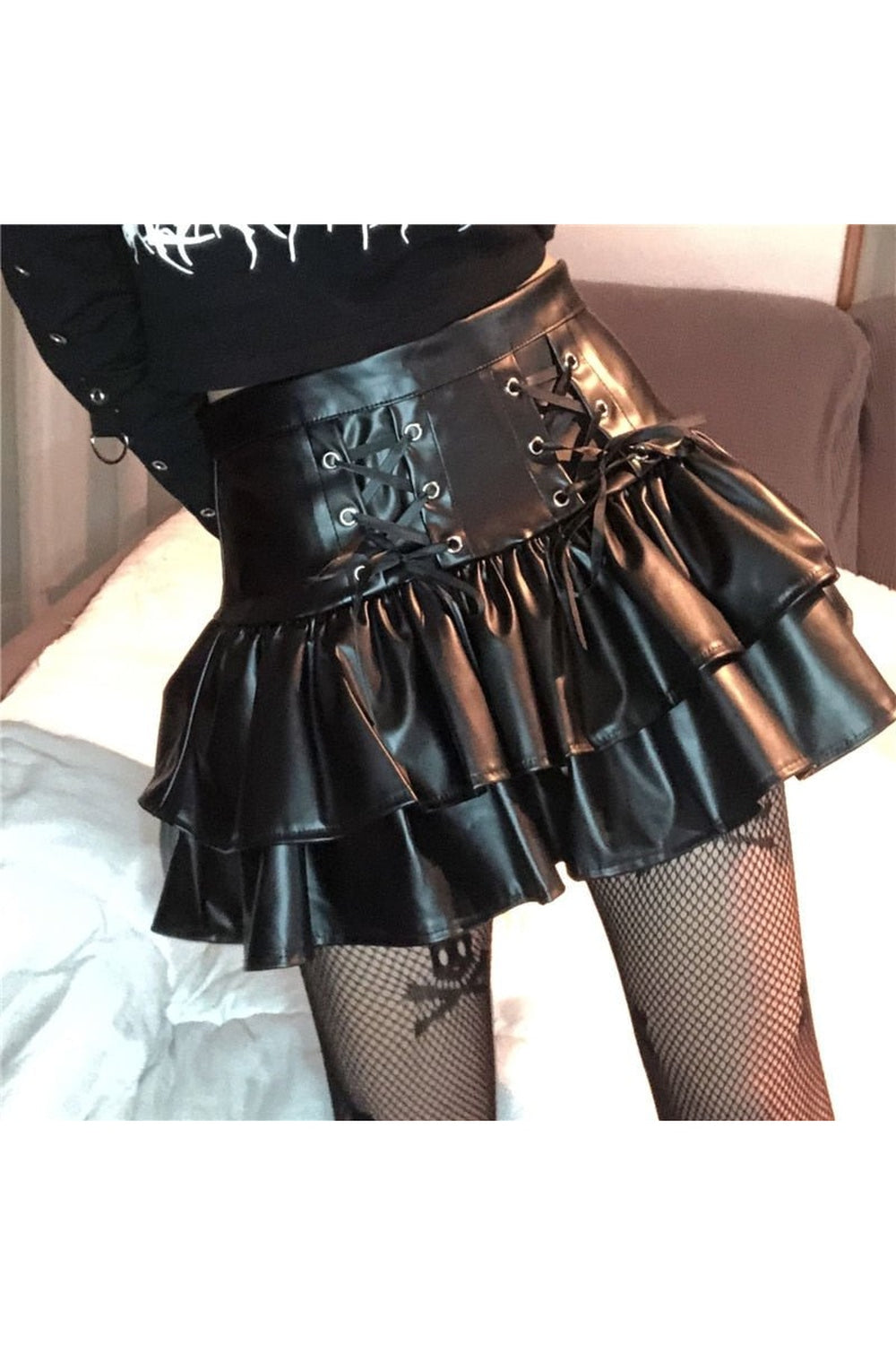 Gotik tarzıyla modern ve cesur bir görünüm sunan PU Etek.