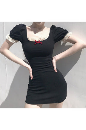 Gotik tarzı yansıtan kısa kollu mini elbise.
